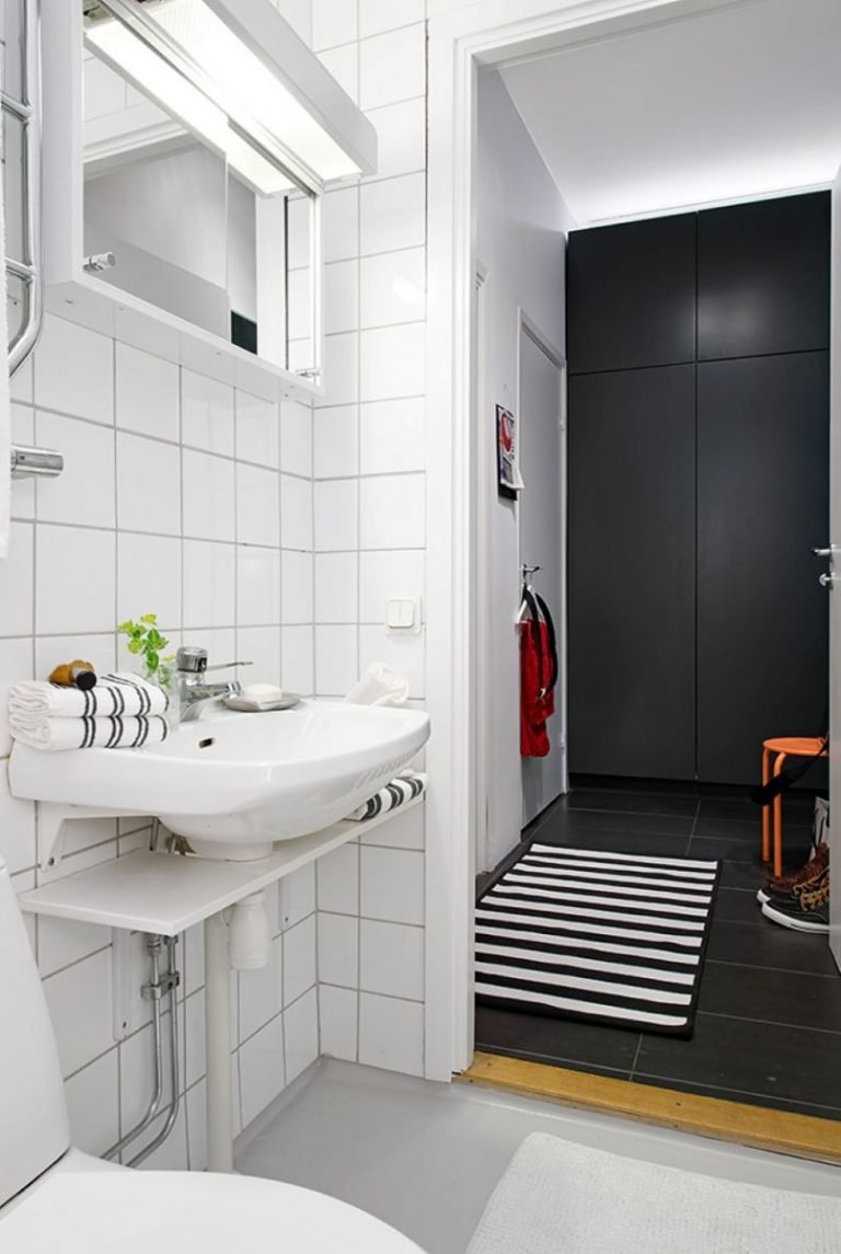 Маленькая ванная комната с белой плиткой