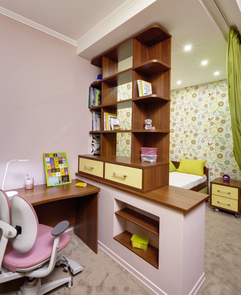 Детская комната с зонированием стеллажами