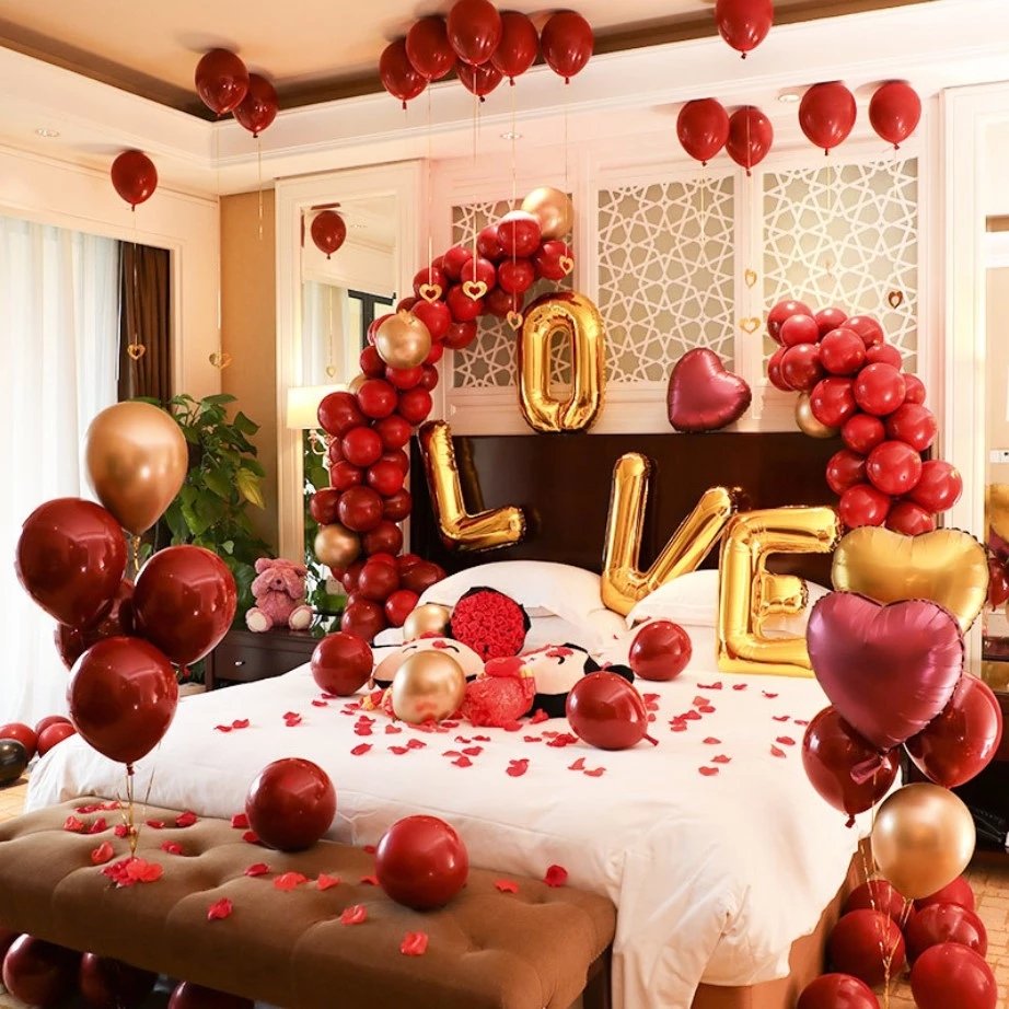 Романтическое украшение комнаты шарами