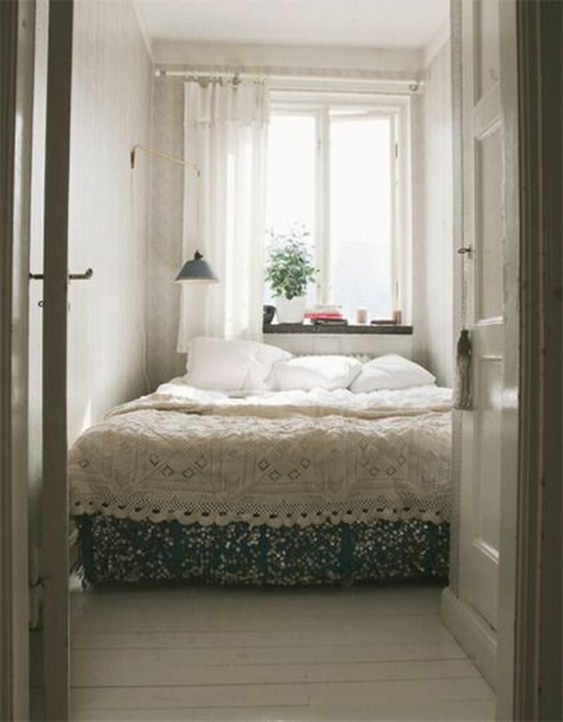 Двуспальная кровать у окна дизайн фото
