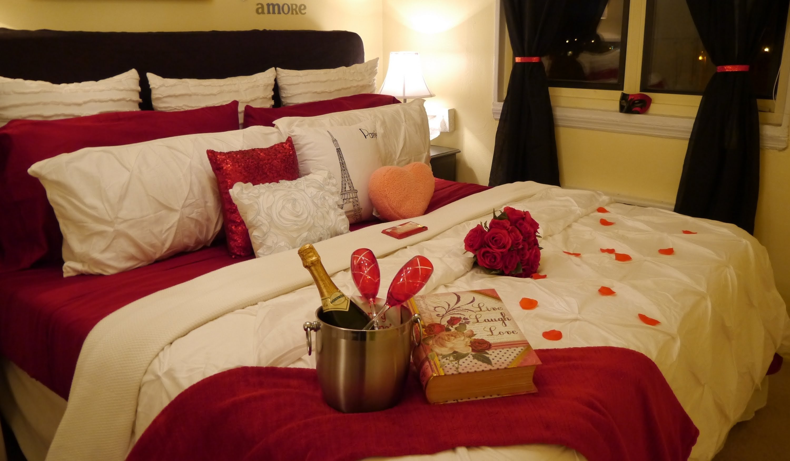 Special room. Романтическое украшение спальни. Романтическое украшение комнаты. Романтический вечер в отеле. Украшение гостиниц кроватей.