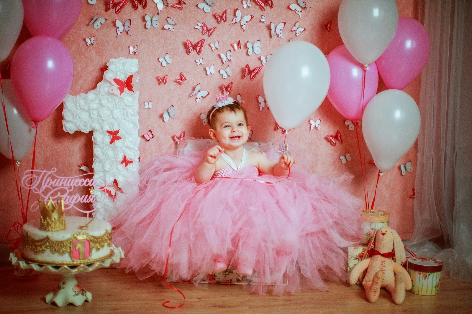 Отмечают день рождения дочери. Украшение комнаты на день рождения 1 год. Украсить комнату на годик девочке. Фотозона на годик девочке. День рождения 1 год девочке идеи.