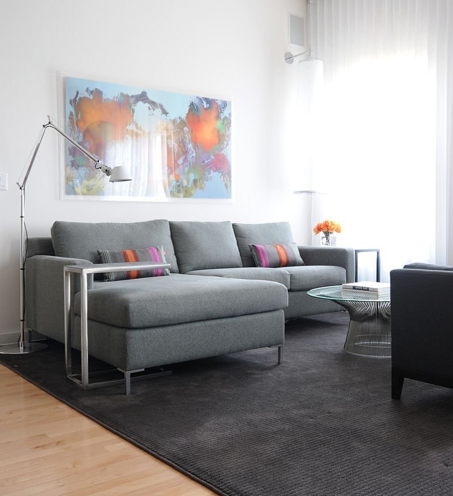 Серый диван в интерьере маленькой комнаты (34 фото)