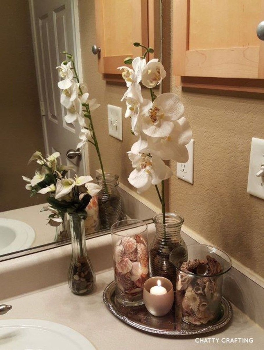Искусственные цветы в ванной комнате для декора