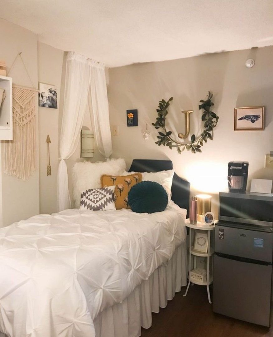 Уютный интерьер комната в общежитии