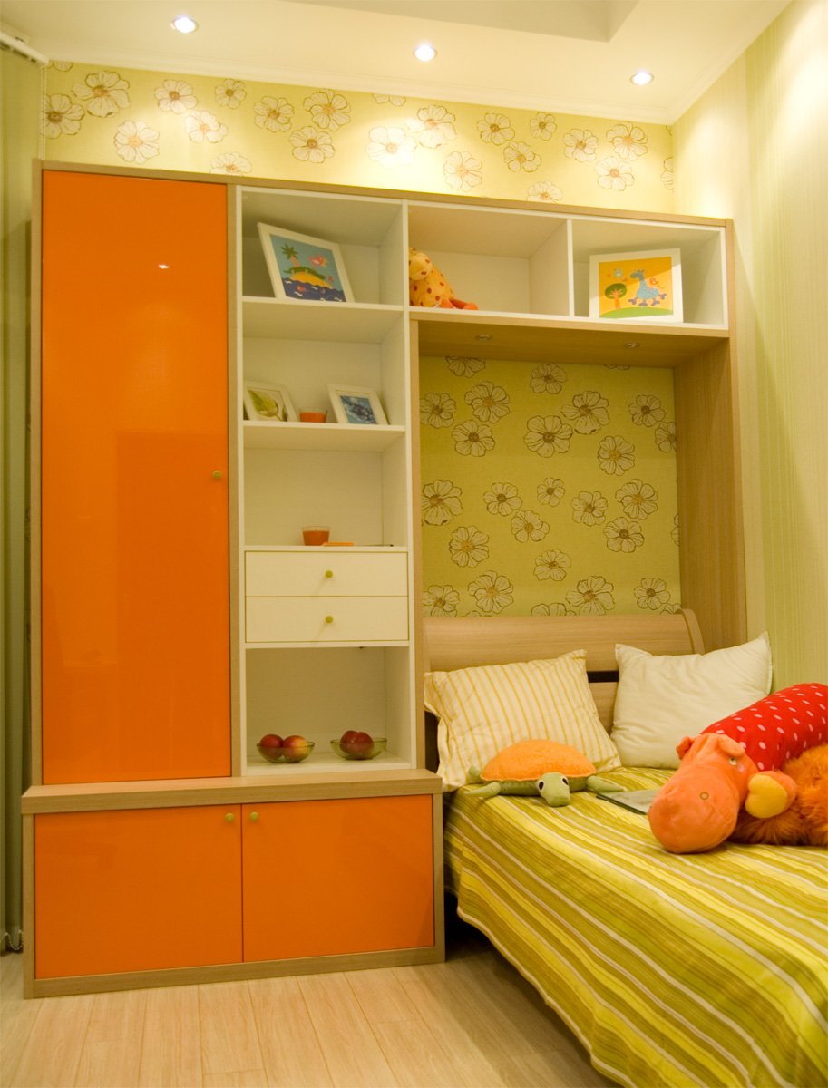 Детская комната шкафы над кроватью