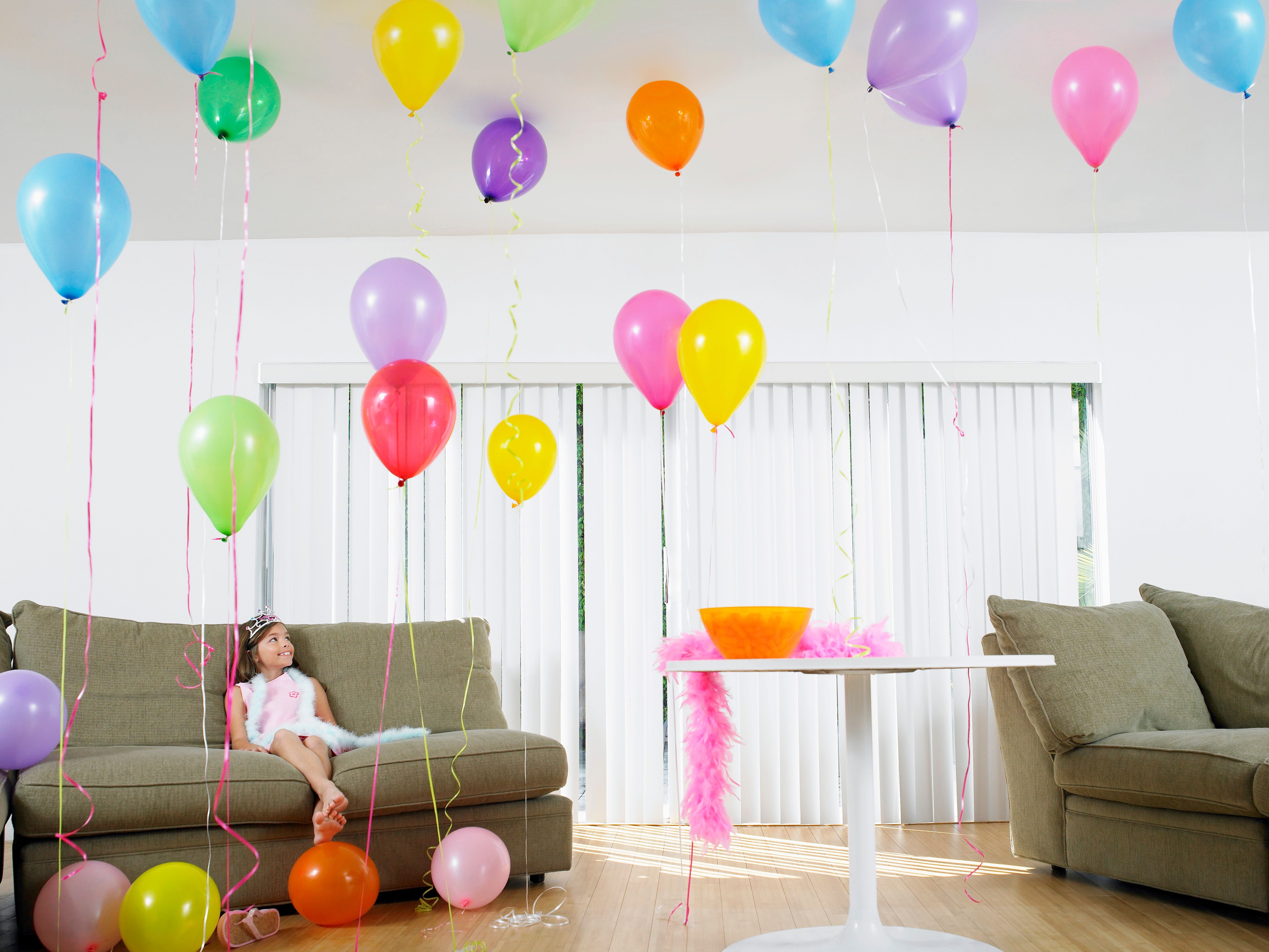 Комната с шарами. Украшение комнаты шарами. Комната с воздушными шарами. Украшение праздника воздушными шарами. Комната с шарами на день рождения.