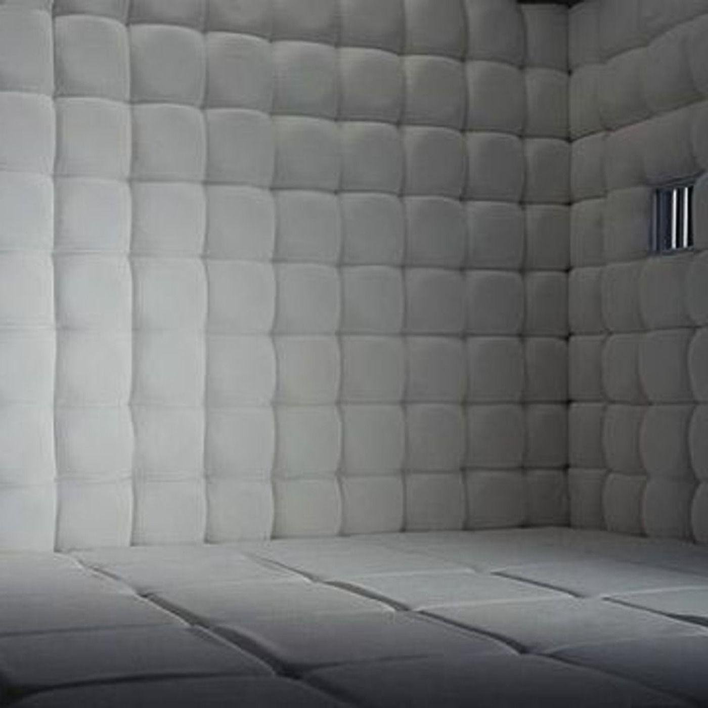 Белая комната с мягкими стенами