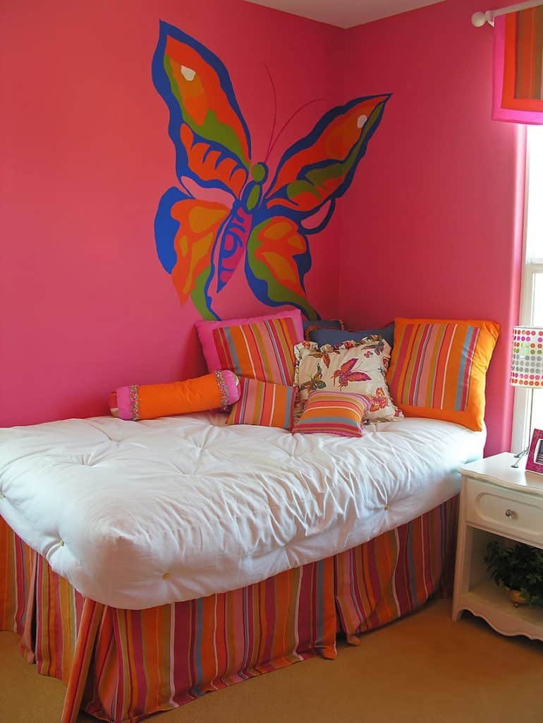 Детская спальня с разрисованными стенами