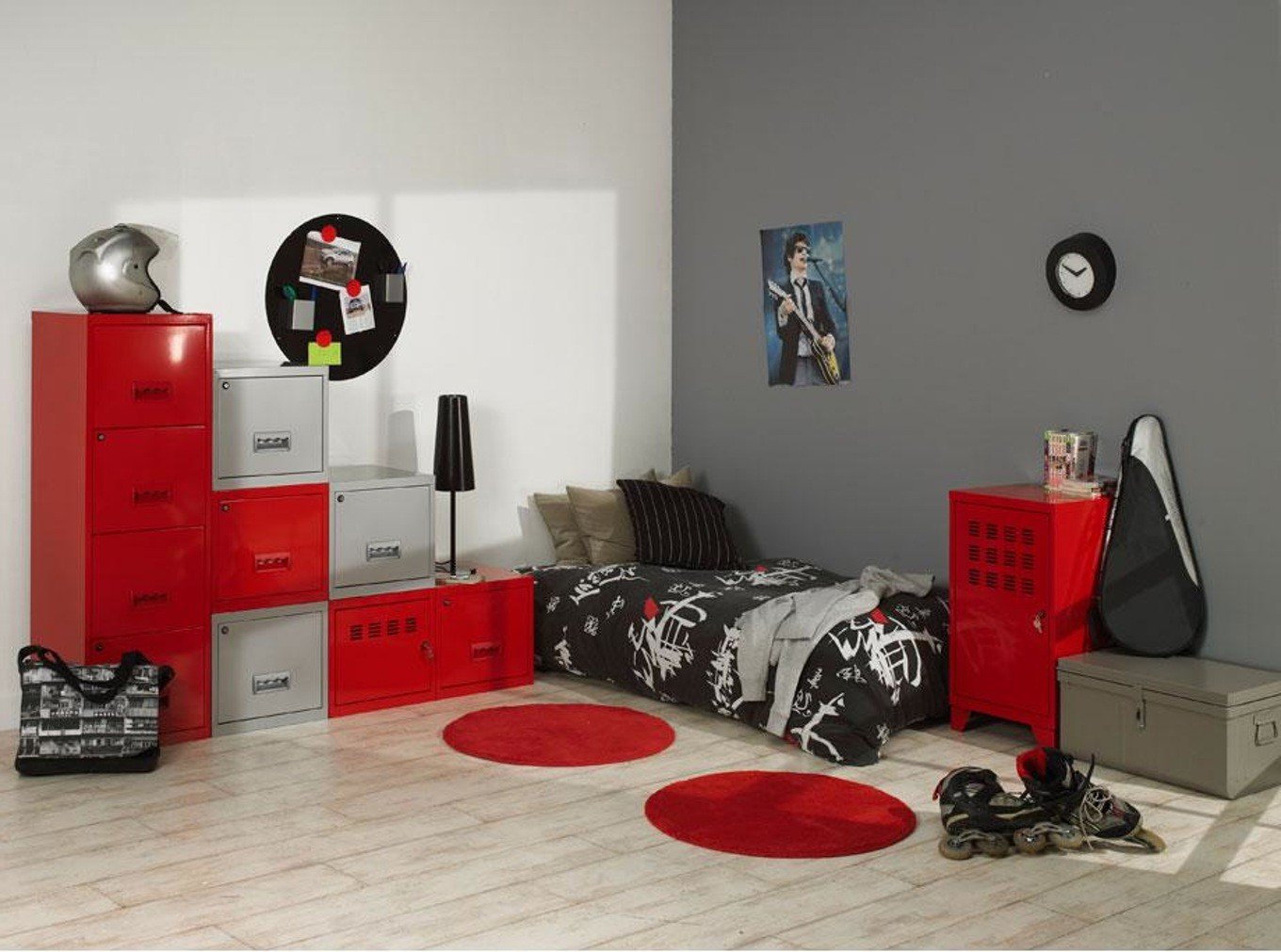 Комната в красных тонах для подростка