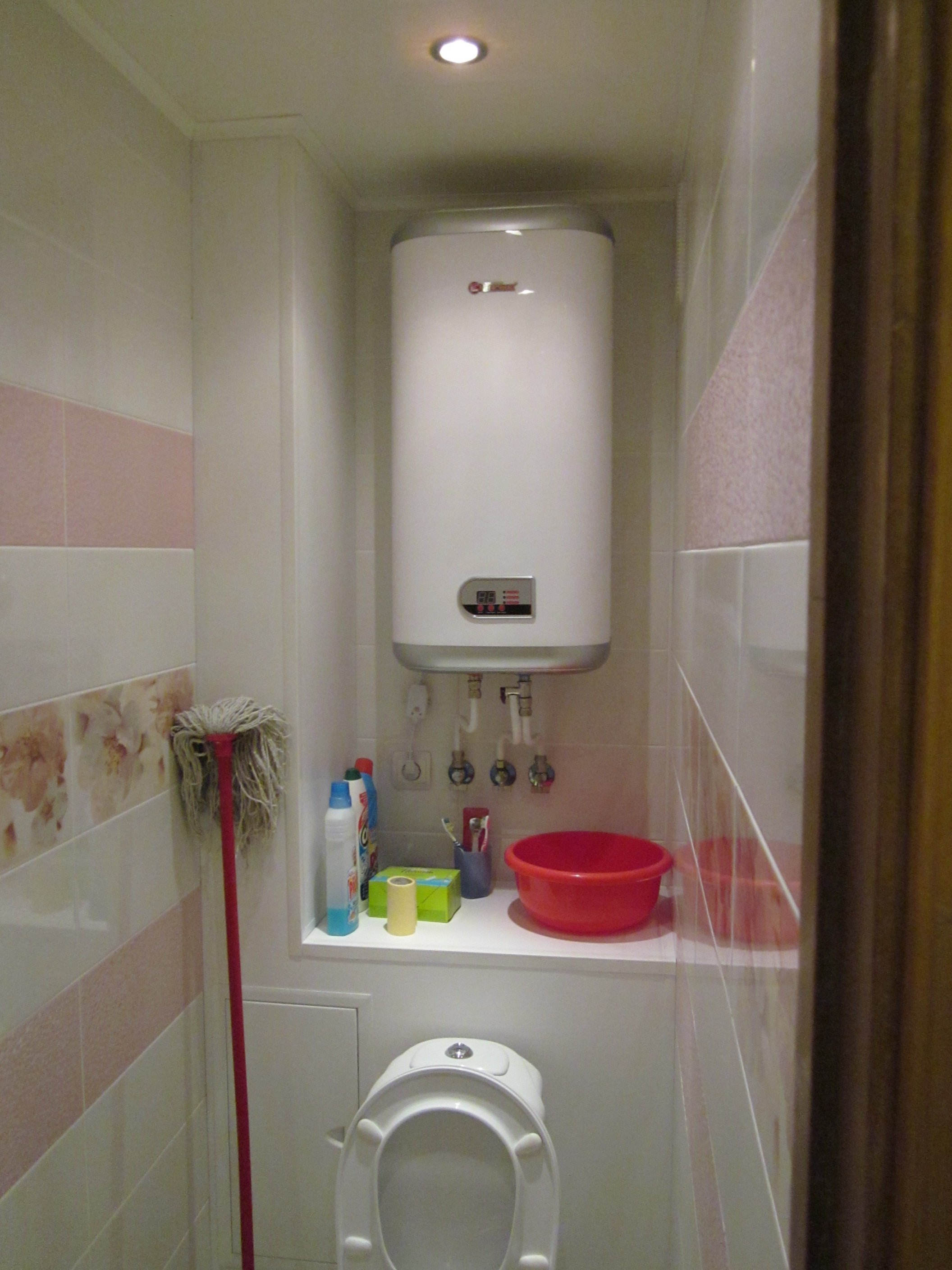 Водонагреватель накопительный в туалете дизайн фото