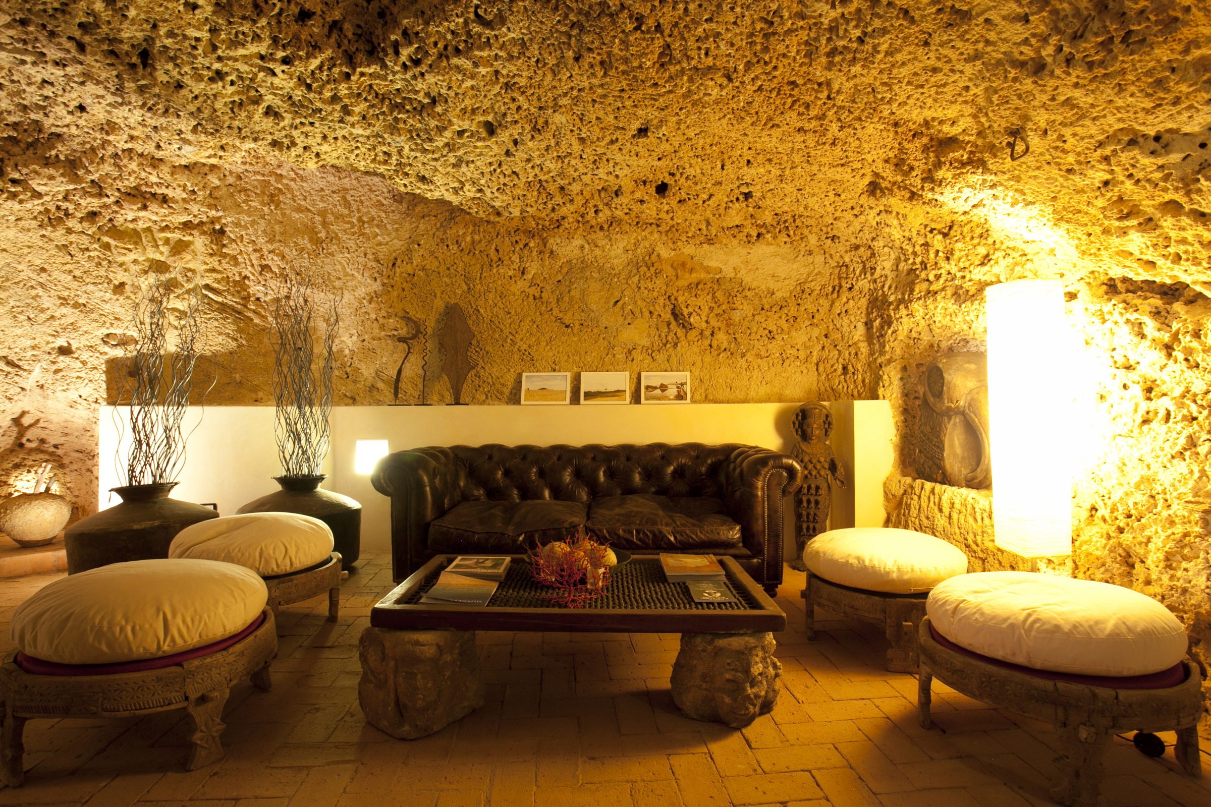 Скала на потолке. Cave House в Испании. Дом Флинстоунов в Малибу. Комната в стиле пещеры. Пещерный стиль в интерьере.