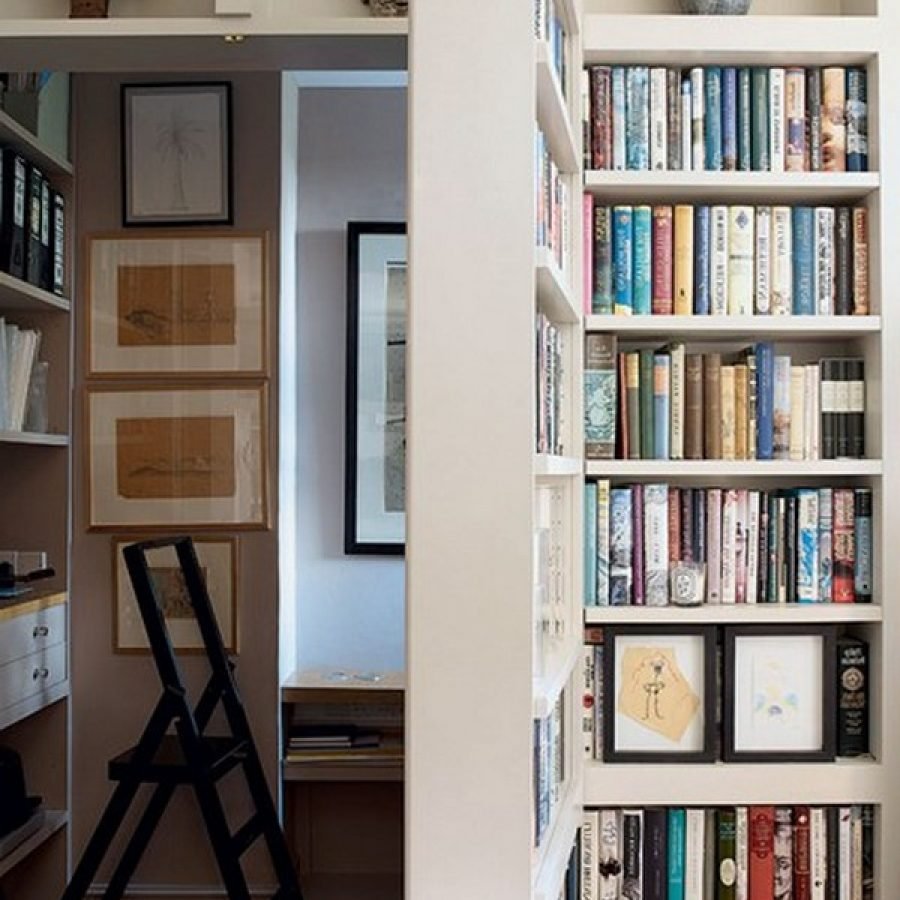 Книжные шкафы для маленькой комнаты