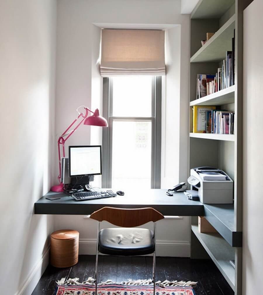 Письменный стол в узкой комнате