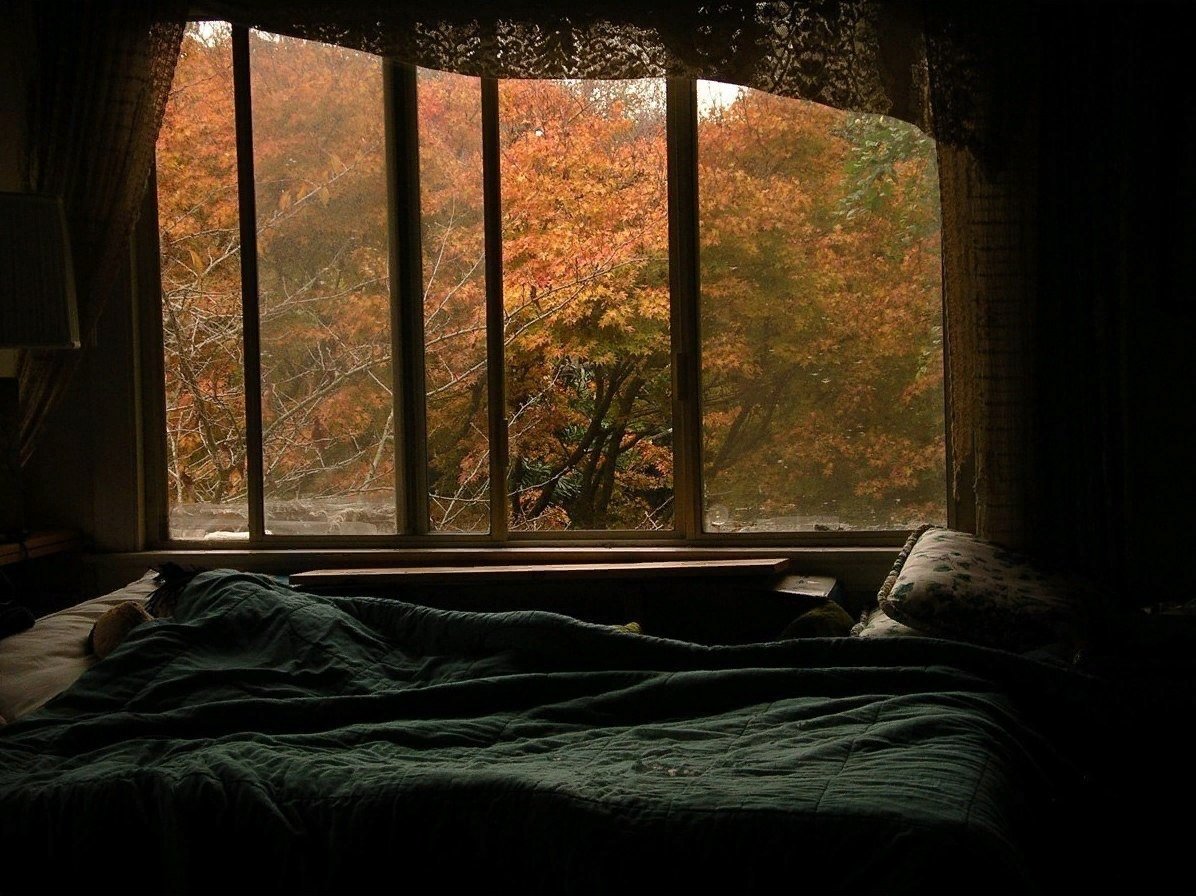 Кровать около окна ночью