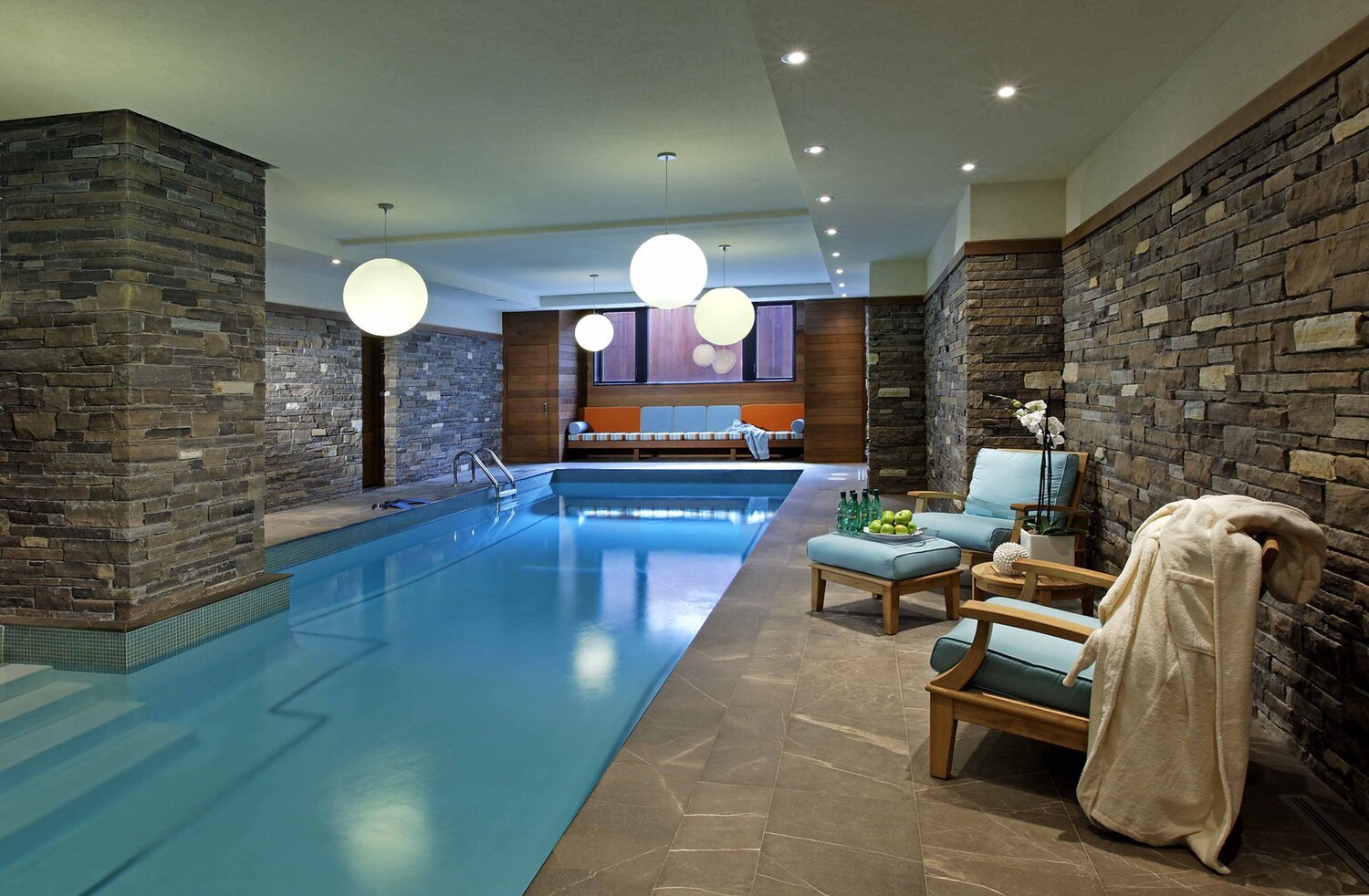 дизайн сауны и комнаты отдыха с бассейном