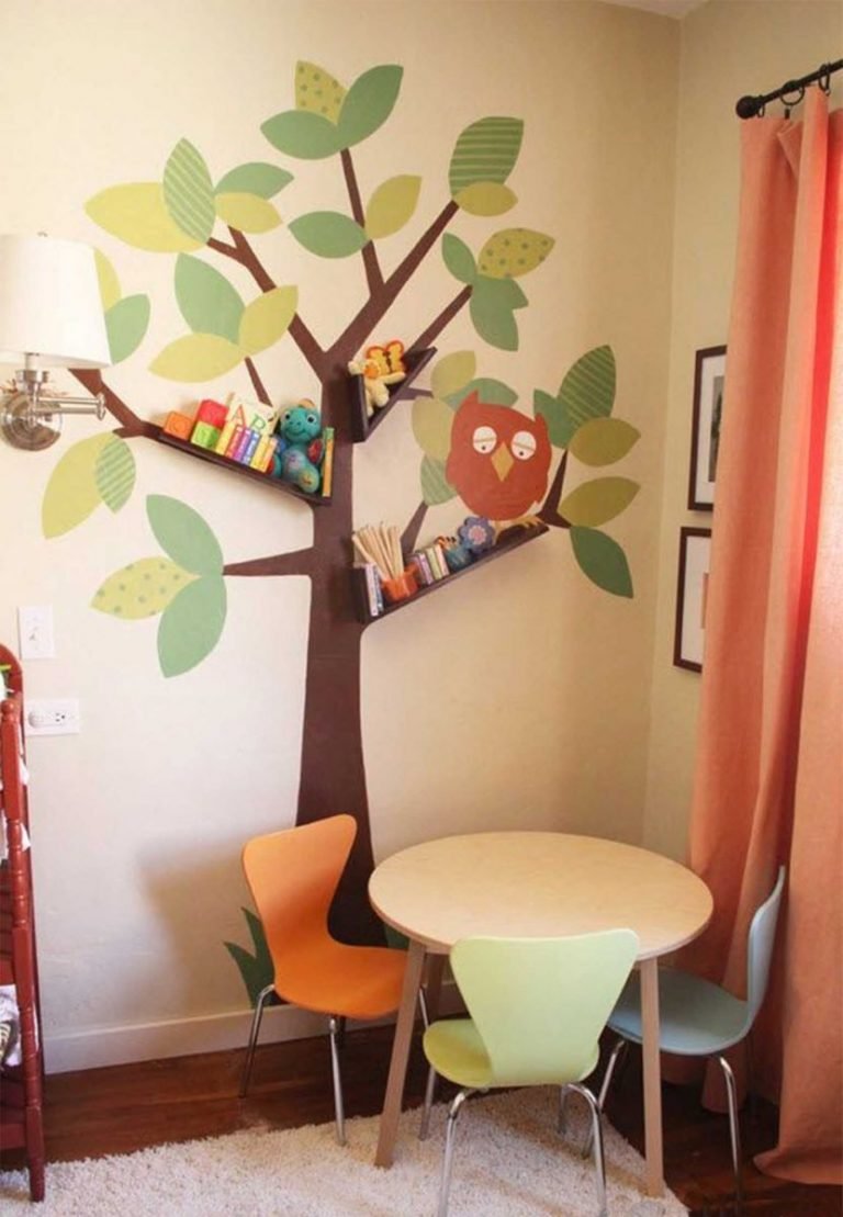 Настенное дерево в интерьере детского сада
