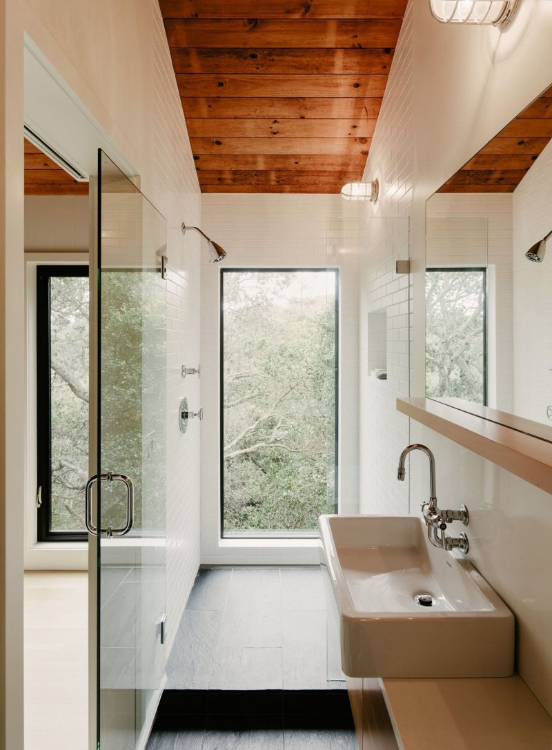 Ванна с окном в частном доме