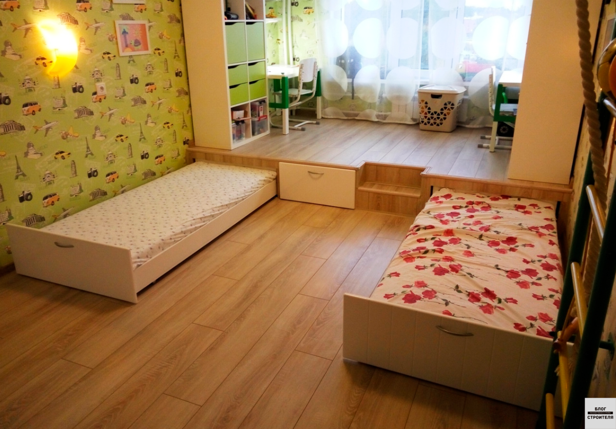 Детская комната с подиумом. Детская комната с подиумо. Подиум в детской с выдвижными кроватями. Детская с подиумом и выдвижными кроватями для двоих. Подиум в детской