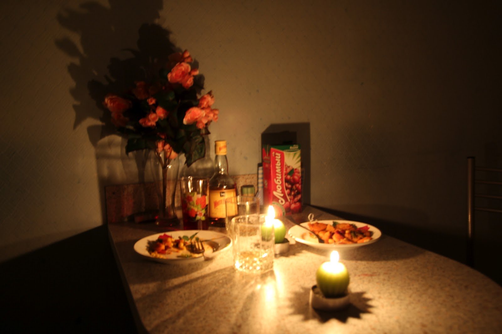 Ужин на полу. Стол для романтического вечера. Красивый романтический стол. Романтический ужин при свечах. Романтическая обстановка.