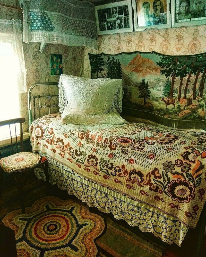 Кровать в деревенском доме