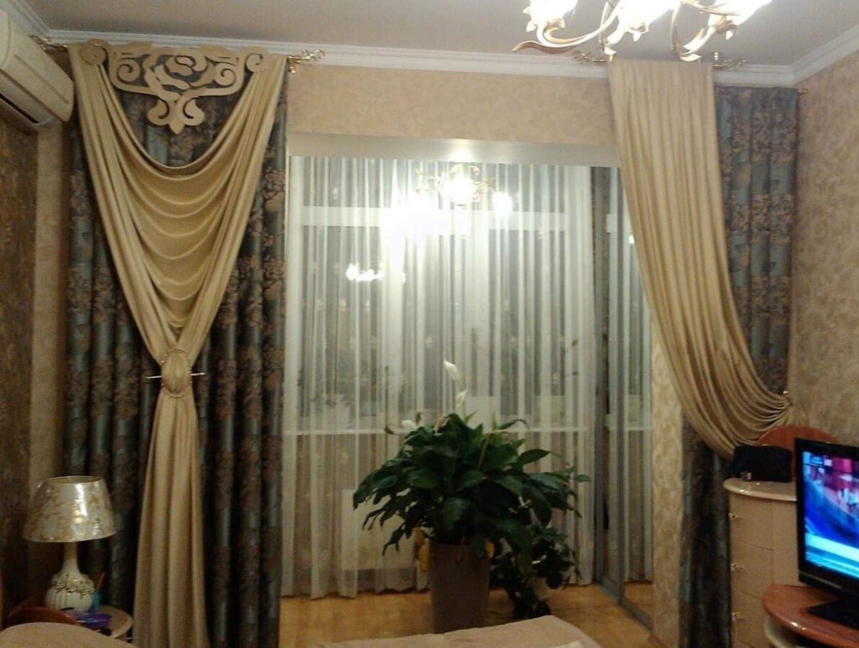 Шторы на ассиметричное окно в гостиной