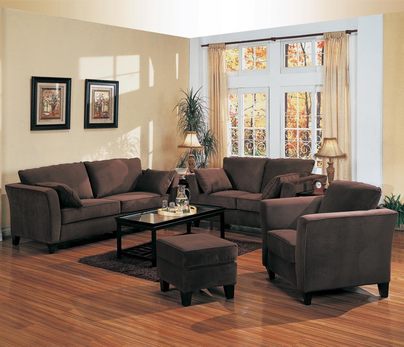 Темный диван в гостиной. Коричневая мебель в интерьере. Шоколадный диван в интерьере. Мягкая мебель в интерьере. Диван коричневого цвета в интерьере.