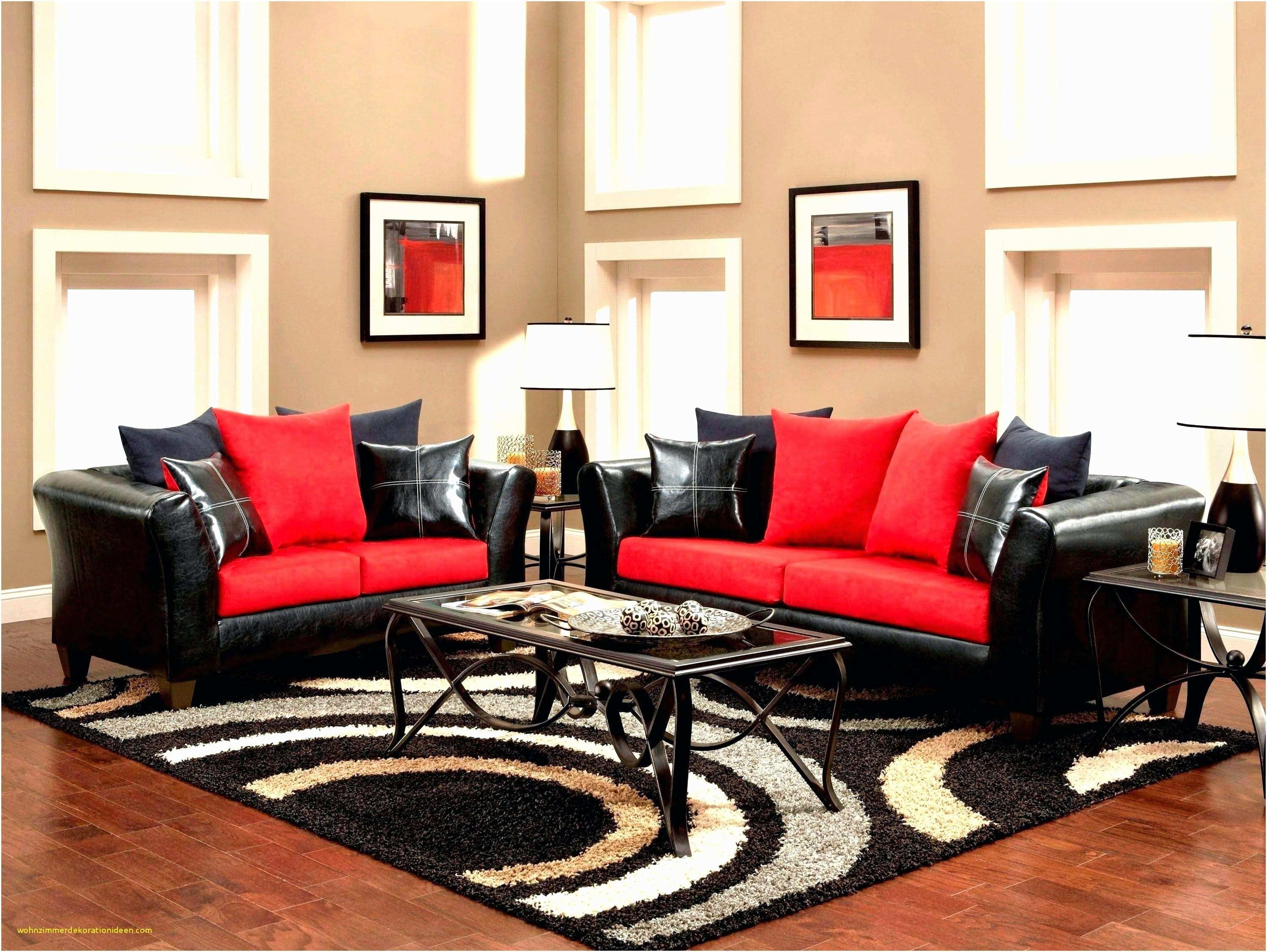Темный диван в гостиной. Красный диван в интерьере гостиной. Красная мебель в интерьере гостиной. Красный ковер в интерьере гостиной. Темный диван в интерьере.