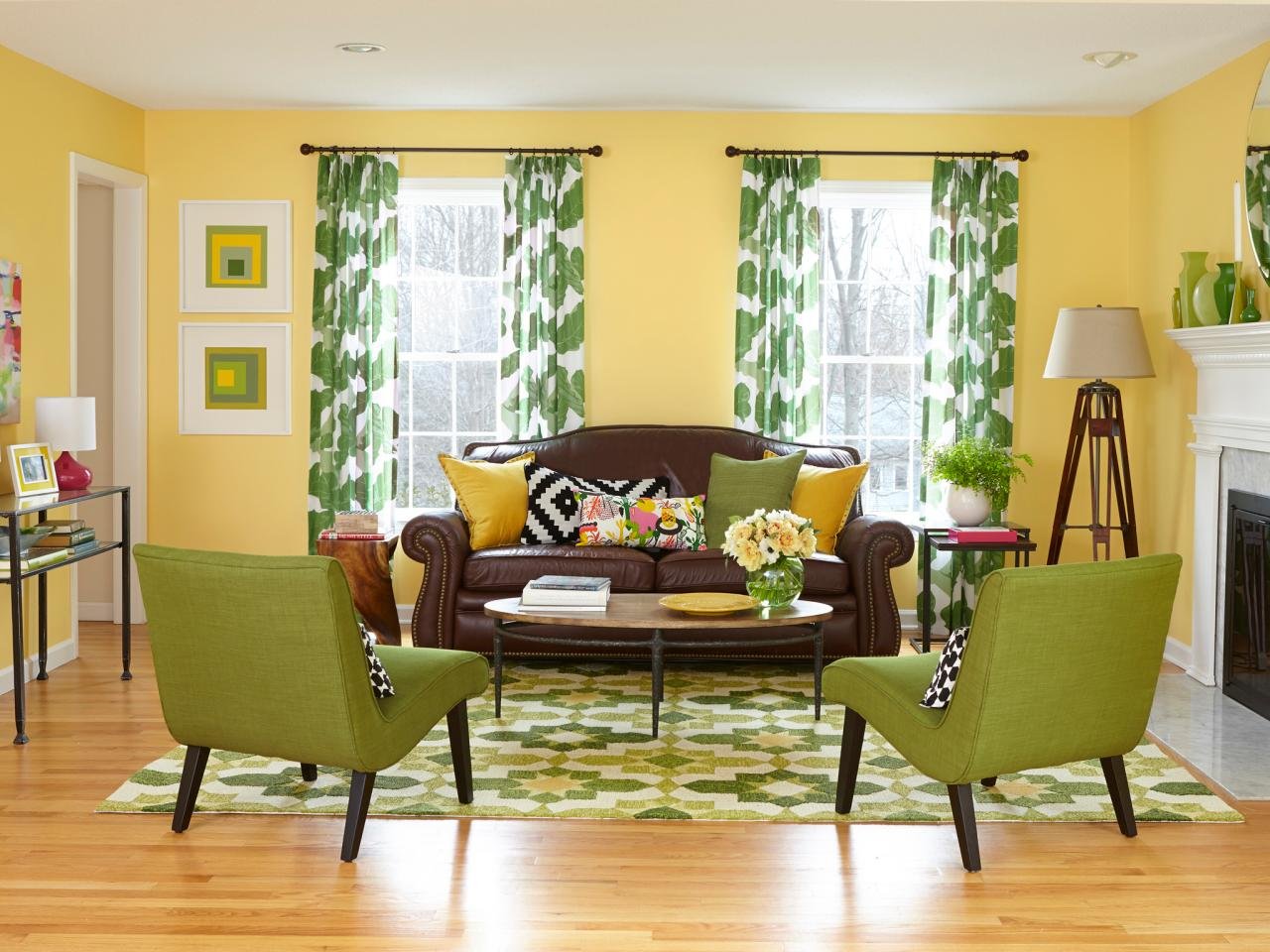 К зеленым обоям подходят шторы. Желтые стены в интерьере. Гостиная в зеленых тонах. Салатовый цвет в интерьере. Желтый цвет в интерьере.