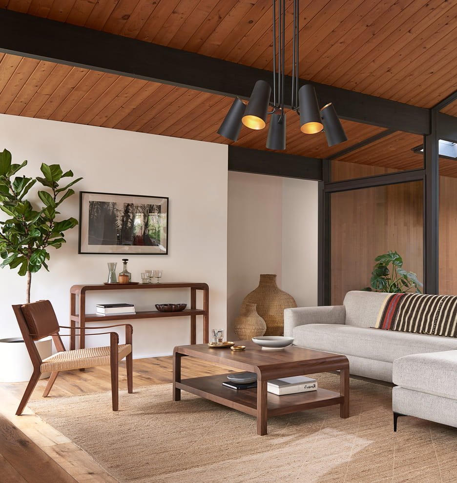 Дизайн гостиной с деревянным потолком