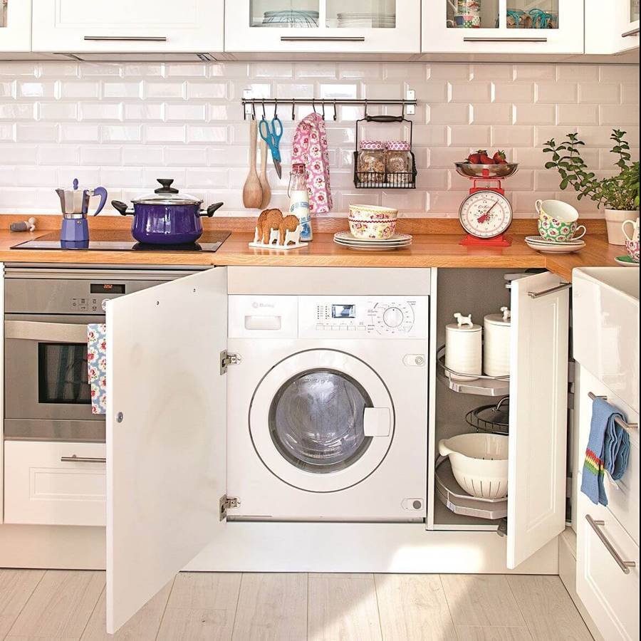 Отдельностоящая стиральная машина на кухне