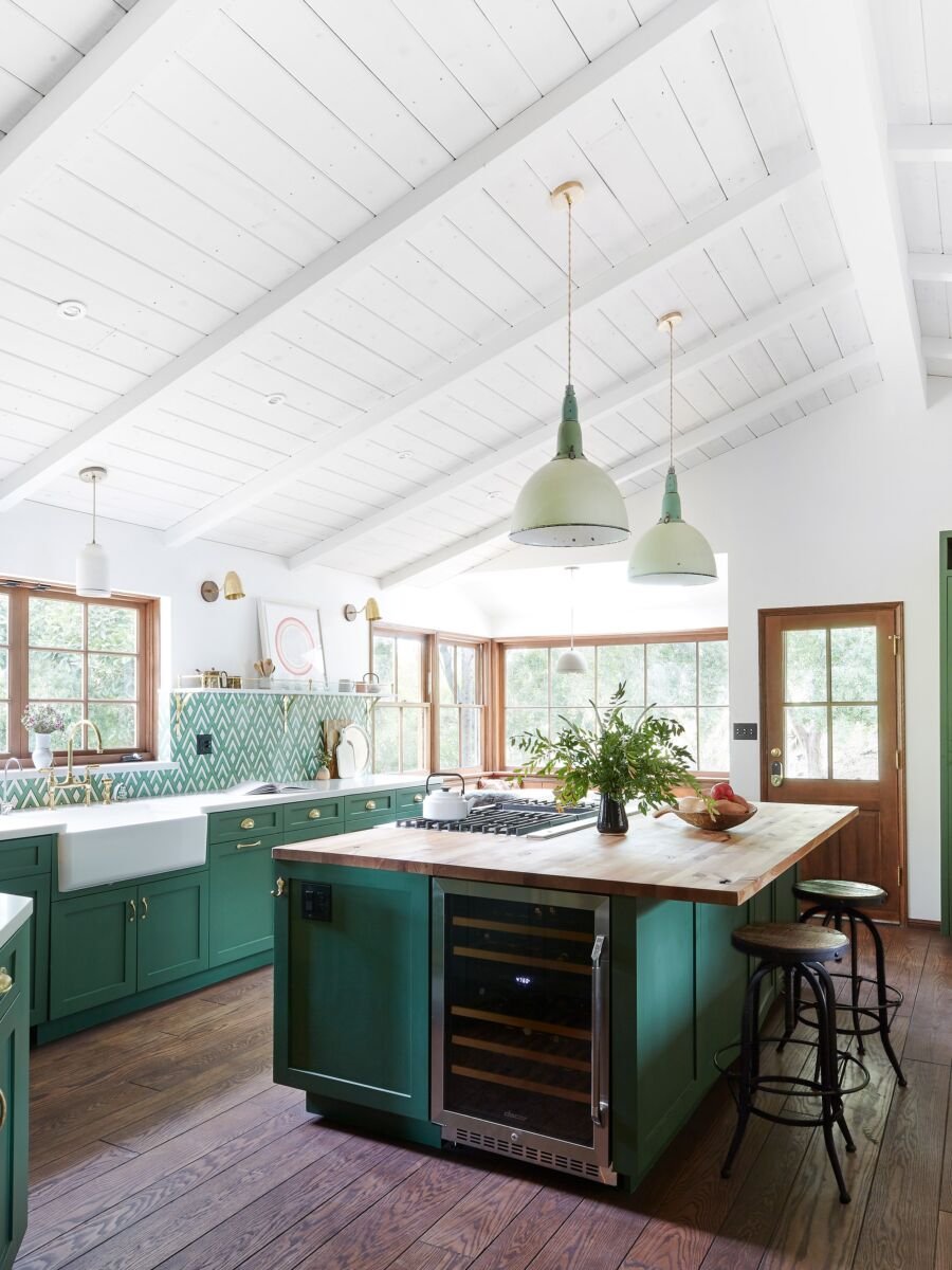 Зелёная кухня с низким потолком