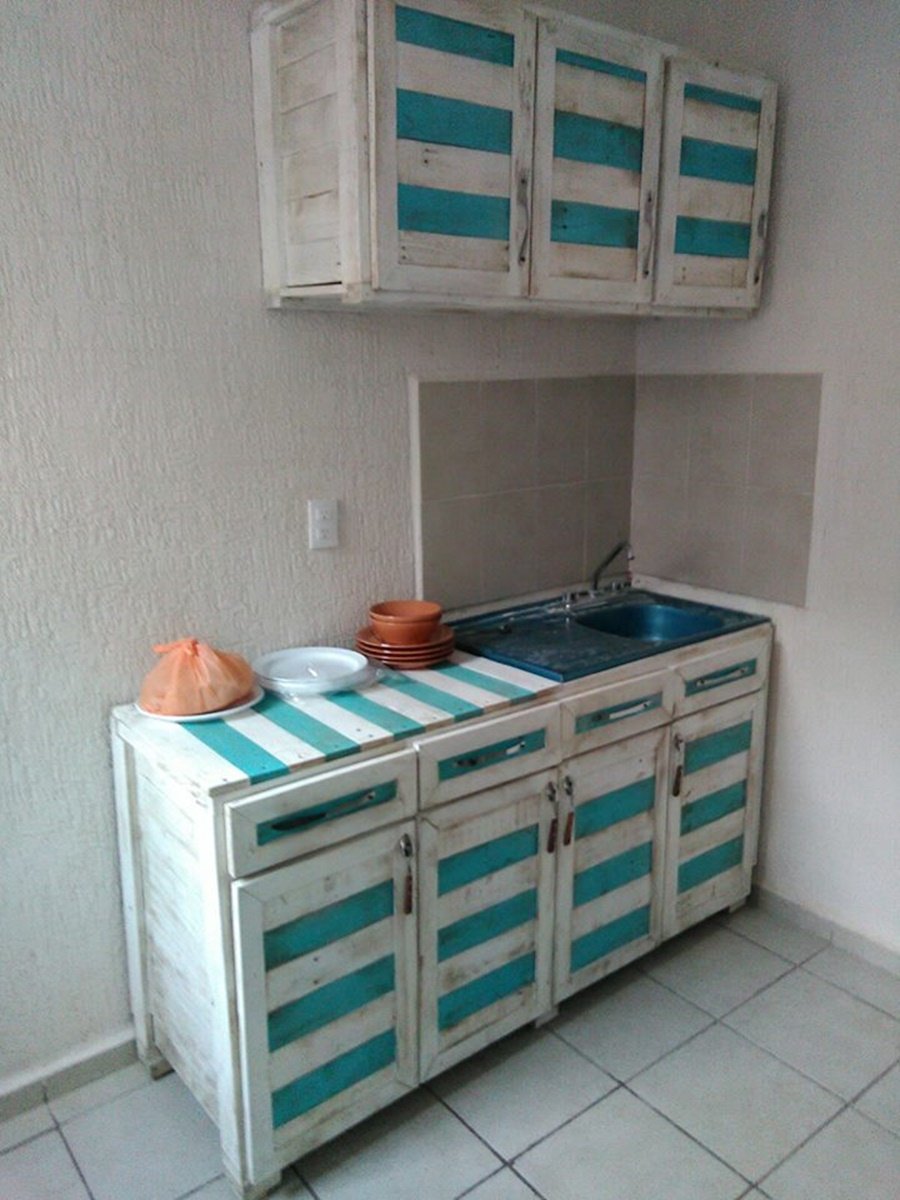 Кухонный шкаф из паллет