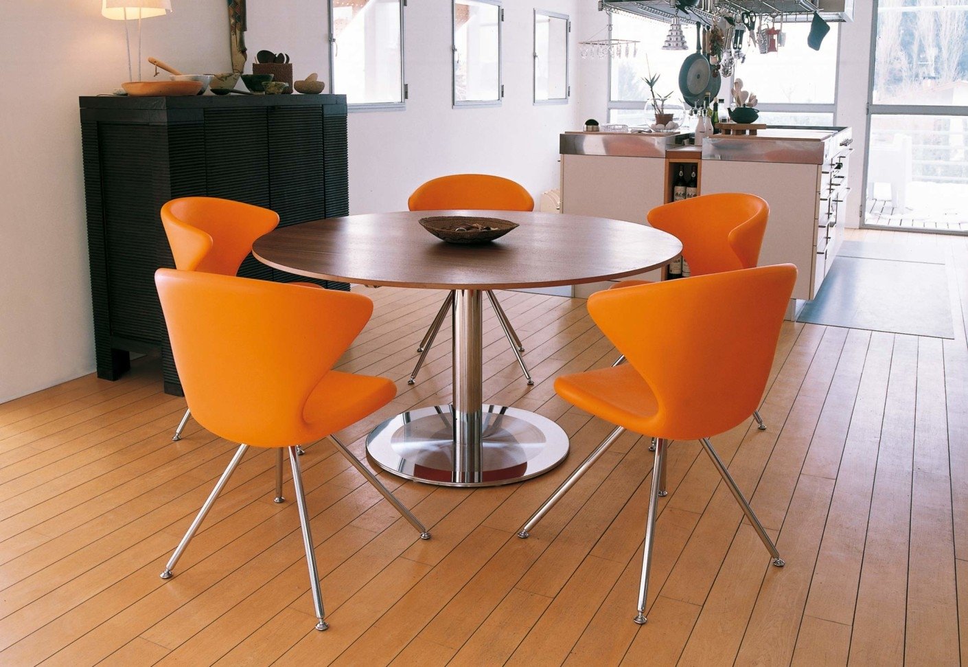 Оранжевый круглый кухонный стол