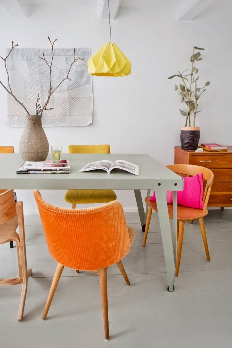 Оранжевые стулья в интерьере кухни