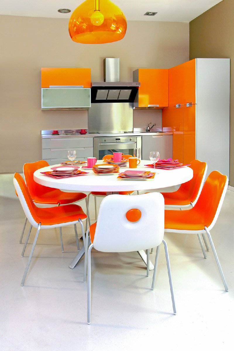 Серая кухня с оранжевыми стульями
