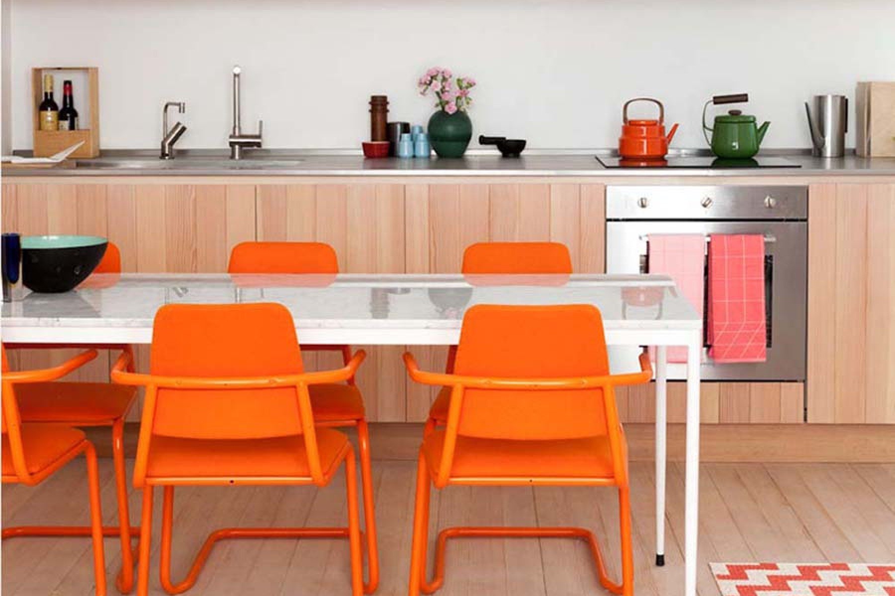 Оранжевый столик. Стул оранжевый для кухни. Оранжевый стол для кухни. Оранжевые стулья в интерьере. Оранжевые стулья в интерьере кухни.