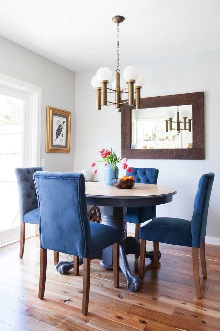 Синие стулья для кухни в интерьере