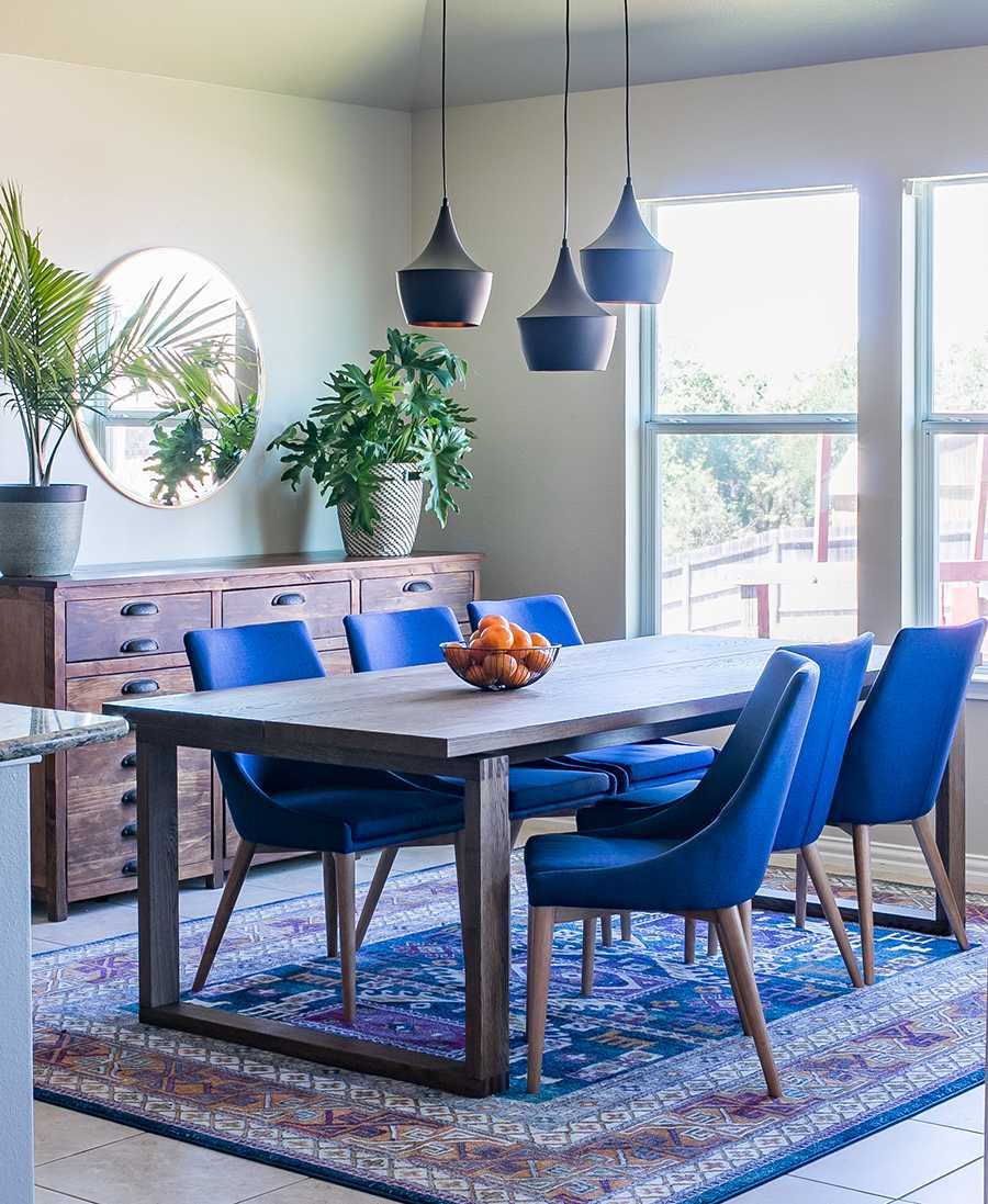 Синие стулья для кухни в интерьере