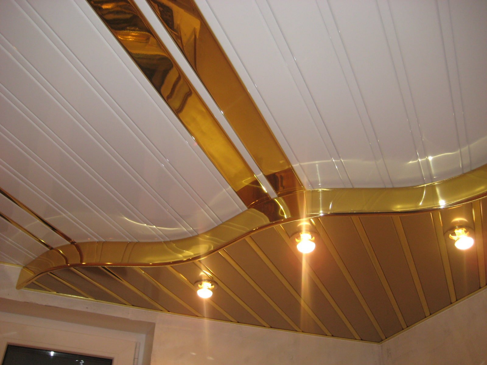 Подвесной потолок пвх панелями. Потолок из пластиковых панелей. Пластиковый потолок на кухне. Подвесной потолок пластиковый. Подвесной потолок из ПВХ панелей.