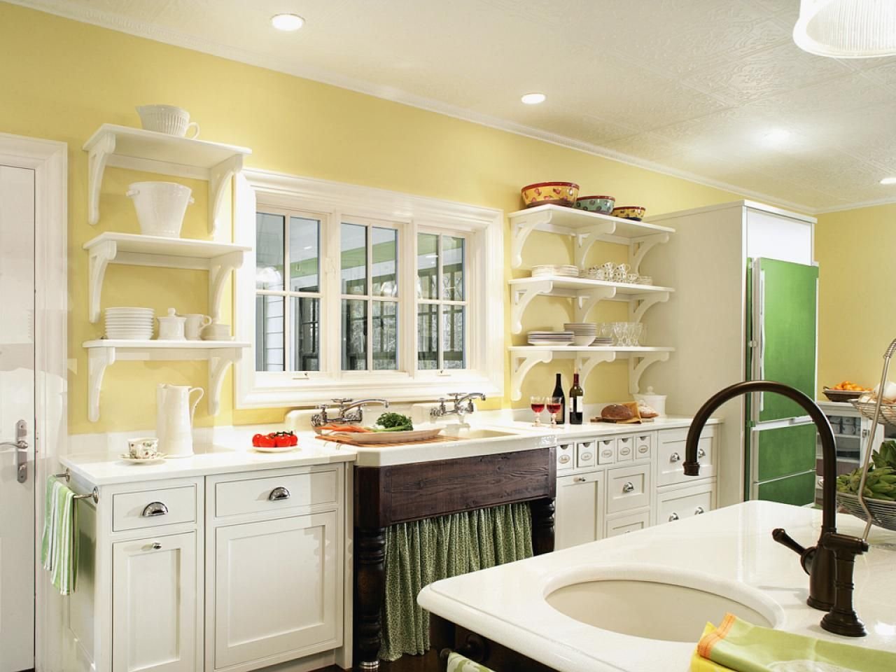 Чем можно покрасить кухню. Интерьер покраски кухни. Красивые кухни. Лимонный цвет стен на кухне. Светло желтые стены на кухне.