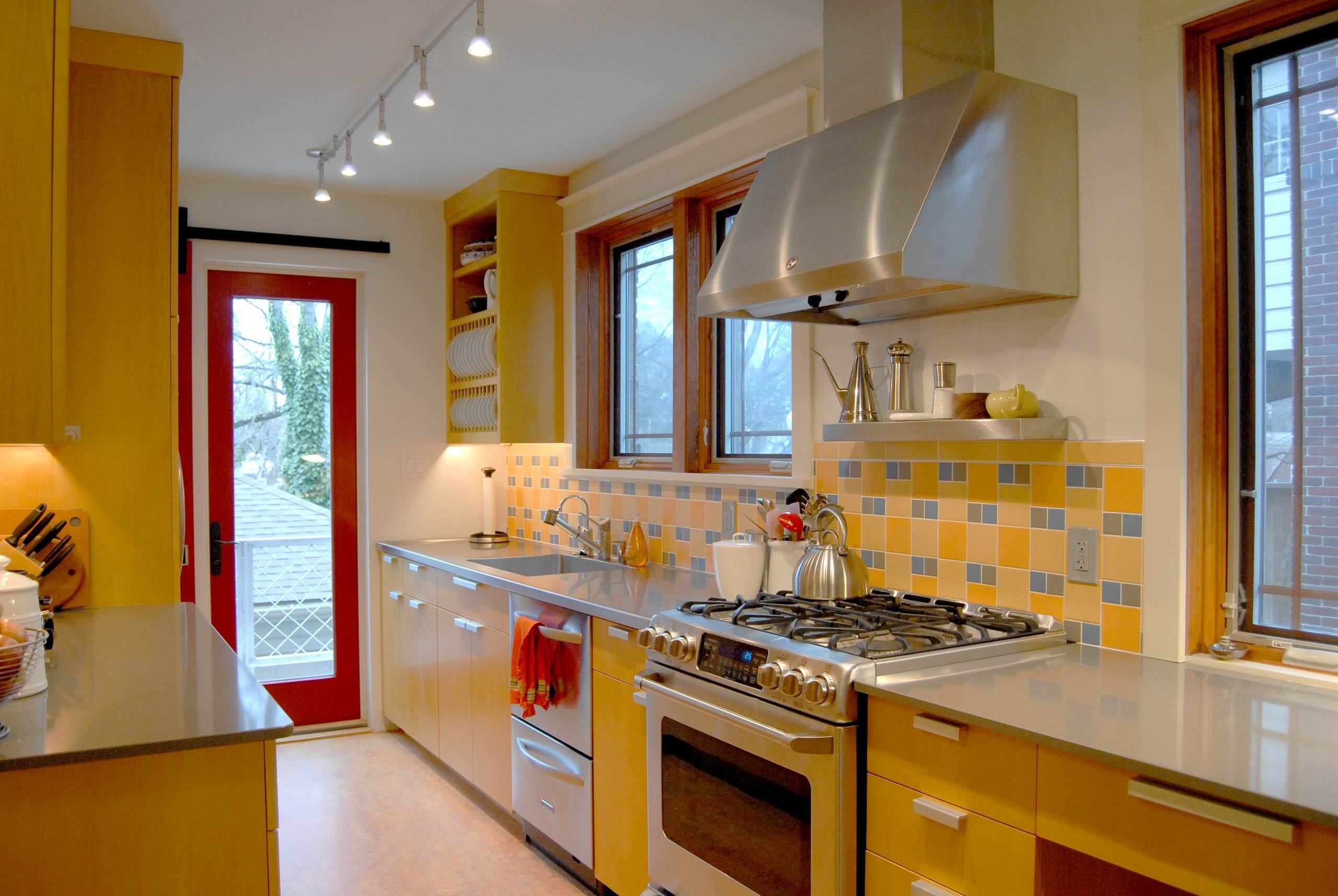 Интерьер ремонта кухонь. Желтая кухня в интерьере. Кухня в желтом цвете. Кухни цветовые решения. Желтые стены на кухне.