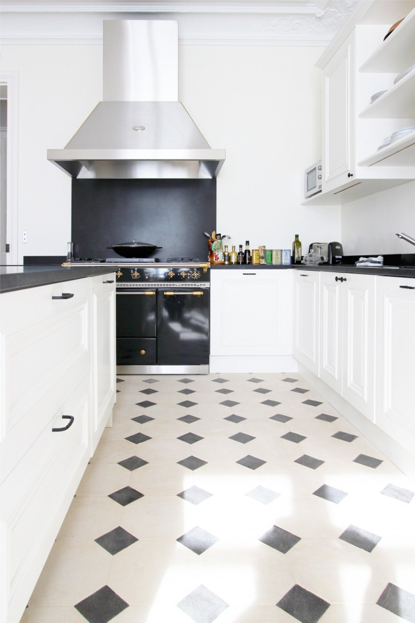 Черно-белая плитка на пол в кухне