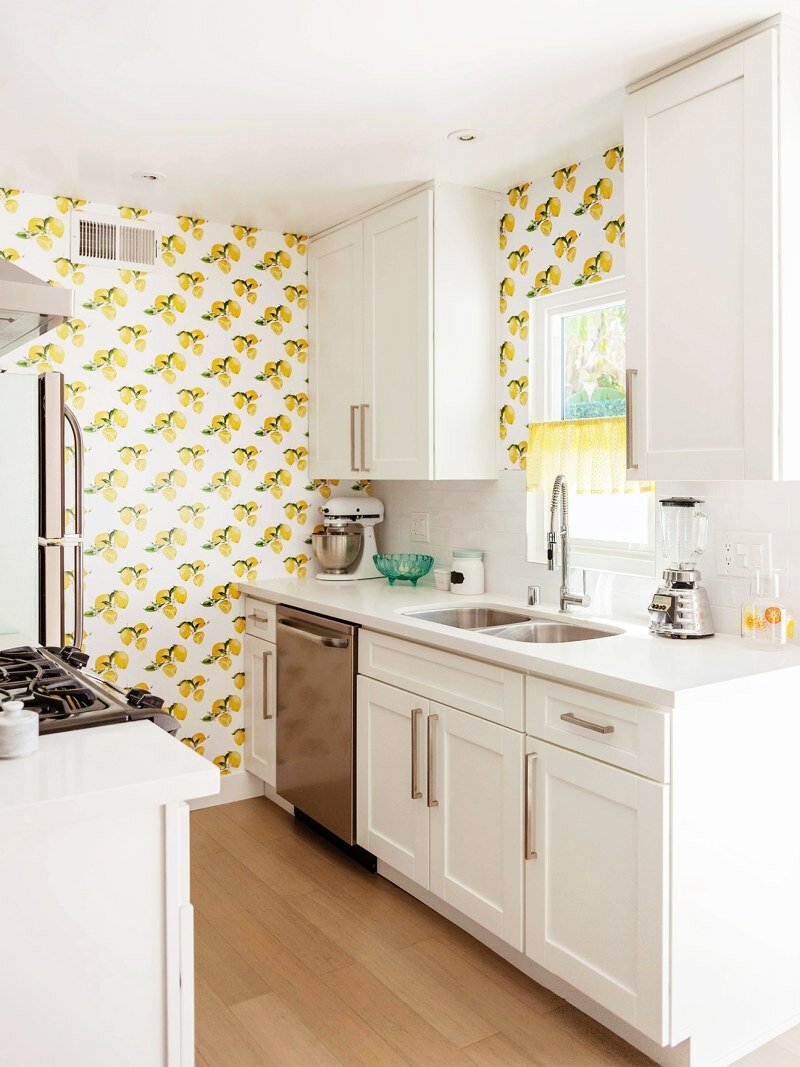 Желтая кухня с белой плиткой
