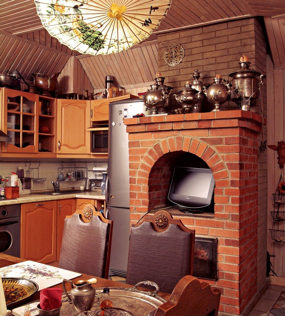 печка из красного кирпича в интерьере кухни