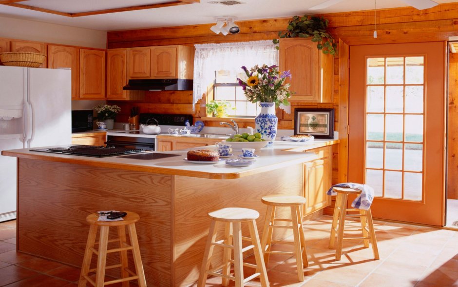 Уютная кухня в деревянном доме