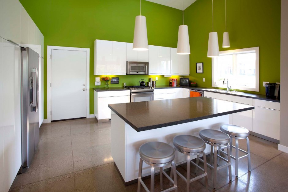 Белая кухня зеленые стены