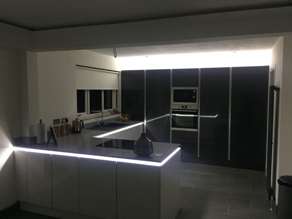 Кухня в темных тонах с подсветкой