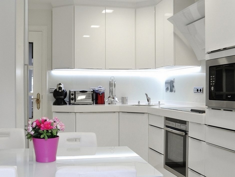 Белая угловая кухня в современном стиле