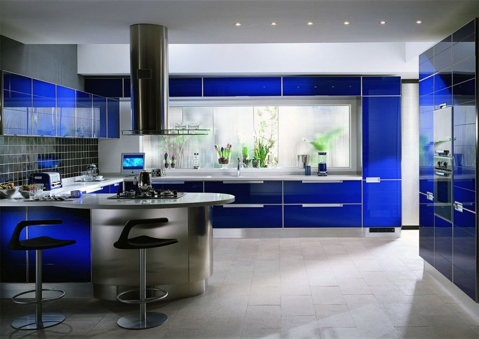 Кухня гостиная с синей кухней